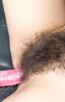 美熟女夏樹カオルさんが剛毛マン毛を見せ付ける。卑猥なおマンコをローター＆バイブ責めで、イクイクと大絶叫。
